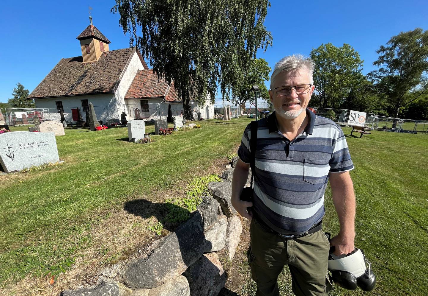 Bygningssjef Heine Langsholt i Den norske kirke Fredrikstad forteller om alt som skal gjøres med Gamle Glemmen kirke i sommer og tiden som kommer.