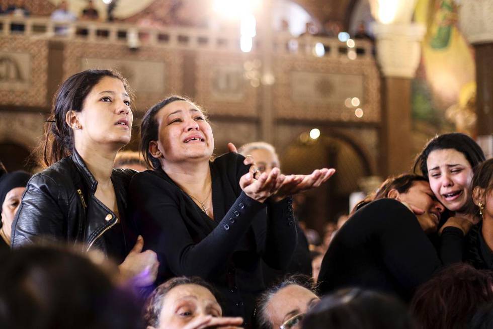 Sørgende kvinner under mandagens begravelse av kristne som mistet livet i kirkeangrepet i Alexandria palmesøndag. På denne viktige helligdagen for Egypts kristne ble minst 44 mennesker drept i kirkeangrep i to byer, utført av IS.