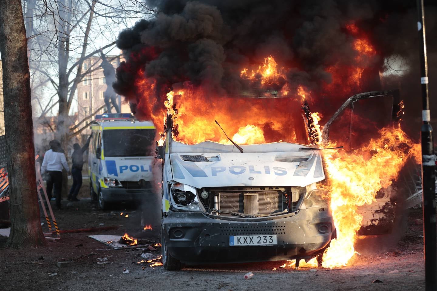 Bildet viser en politibil som brenner. En rekke biler ble påtent under opptøyene i Sverige i påsken. Også politiets biler ble angrepet.