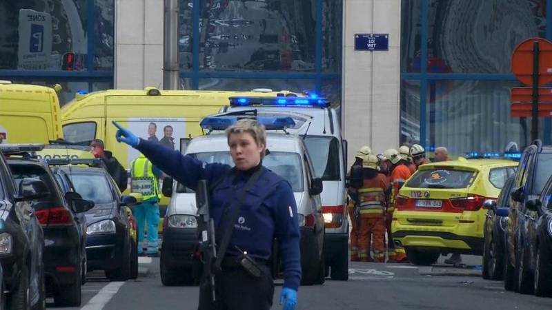 En politikvinne kontrollerer bevegelsene utenfor metrostasjonen i Paris der det i morgentimene inntraff en eksplosjon. – Politiet og hæren løser ikke dette, mener filmskaperen Patric Jean.