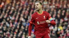 Hendersons nye klubb fjerner fargen i Liverpools kapteinsbind