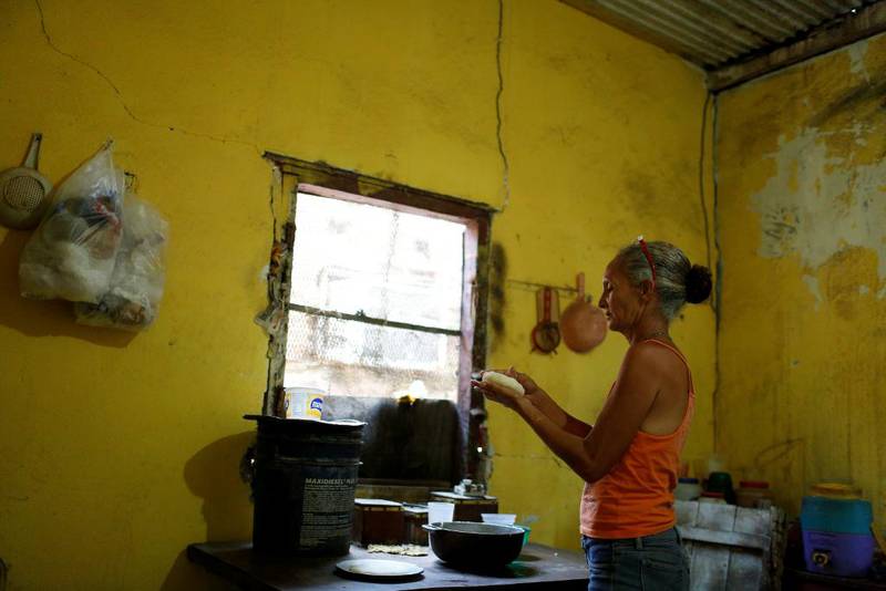 Zulay Pulgar lager mat i det fattigslige hjemmet i Punto Fijo nord i Venezuela.