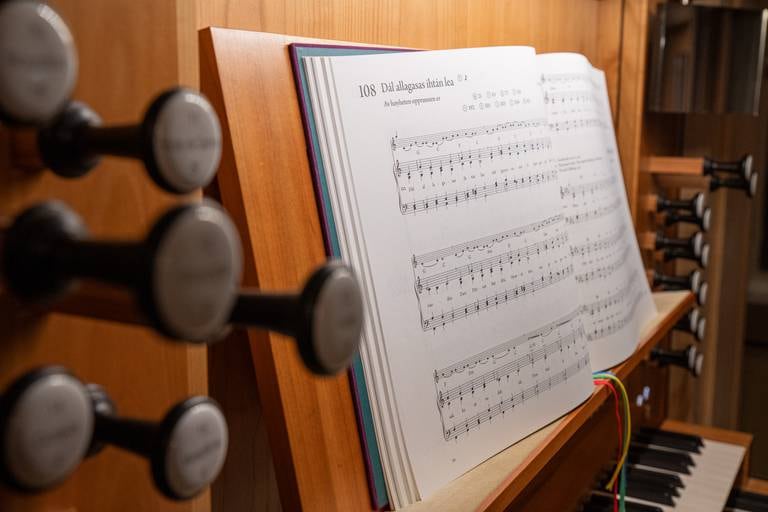 Sálbmagirjji šuokŋagirji – Nordsamisk spillebok ble lansert i Tromsø domkirke søndag 8. oktober 2023. Melodiboka skal gjøre kantorer og organister i stand til å spille til den samiske syngemåten, og bidra til at samisk salmesang ikke blir borte.