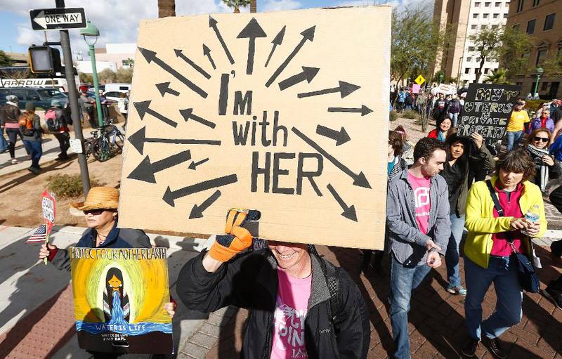«Jeg er med henne» står det på plakaten, med referanse til Hillary Clinton som var Trumps motstander i presidentvalgkampen. 