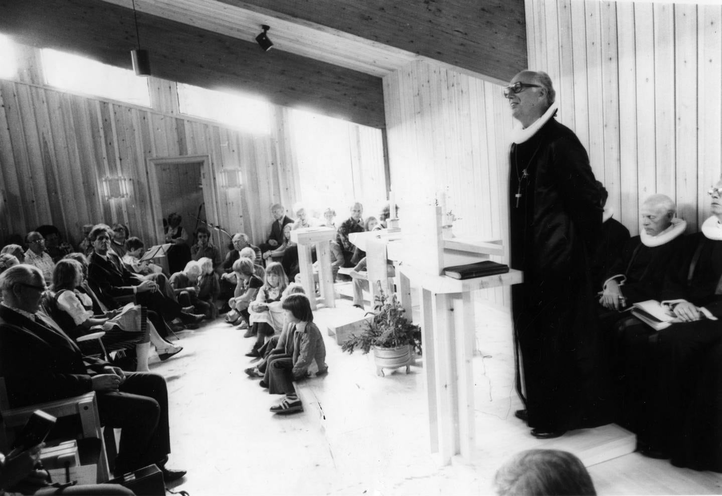Erling Utnem, biskop, Agder, ved innvielsen av Skirva fjellkirke, Telemark, 1976