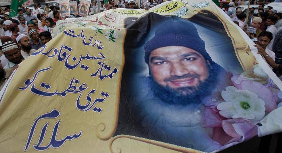 Tilhengere av det religiøse partiet Sunni Tehreek demonstrerer til støtte for drapsmannen Mumtaz Qadri i Karachi i Pakistan i 2011. Qadri ble i mars i fjor dømt til døden og hengt. – En martyr, mener den britiske imamen som skulle holde foredrag i Oslo i kveld.