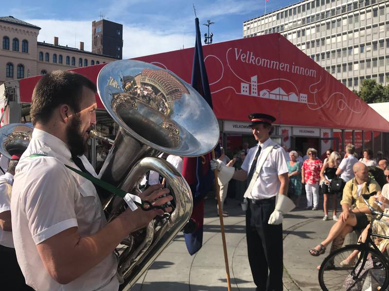 Ingen frelseskongress uten hornorkester. Fredag spilte orkesteret i Oslos gater før kveldens gudstjeneste.