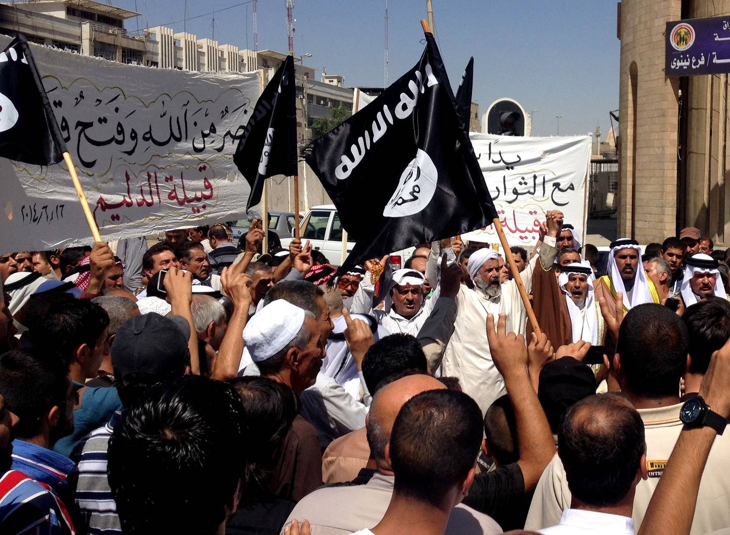Bildet fra 2014 viser flere demonstranter som vifter med Al-Qaida flagg utenfor myndighetenes hovedkontor i Mosul. – Brexit, Trump, høyrepopulismen og islamisme kan alle knyttes til «overoppheting», mener Hylland Eriksen. Foto: AP/NTB scanpix