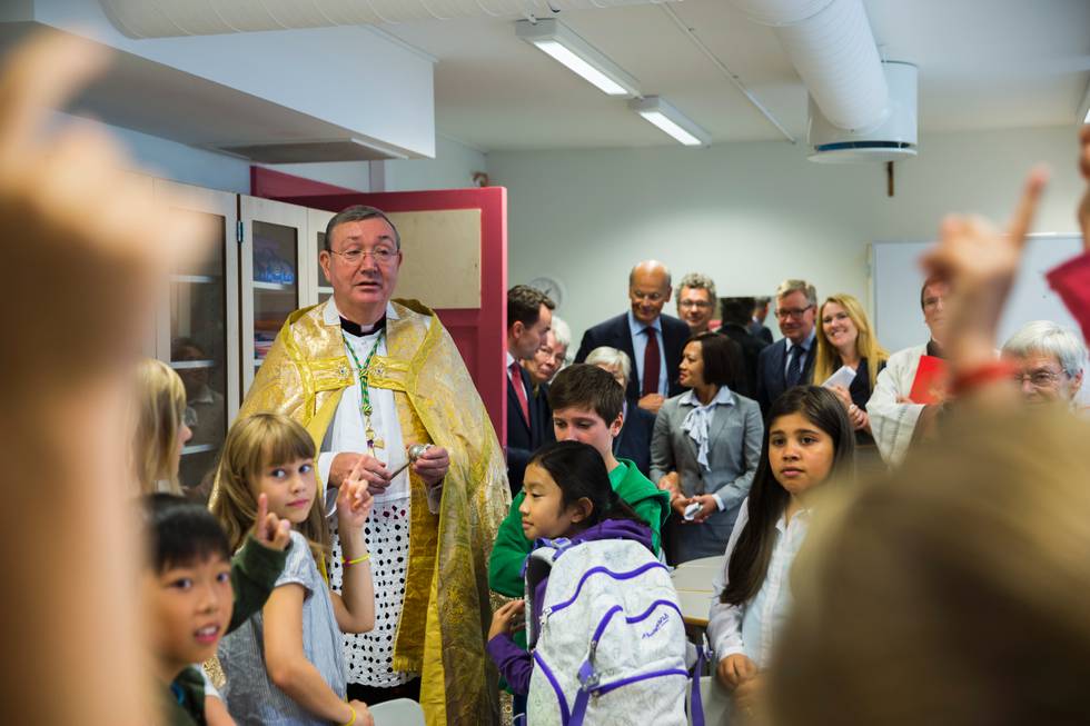 – Vi skal ikke slå barn uansett hvilken ­betegnelse en bruker for fysisk avstraffelse. Jeg tror dette har med kultur å gjøre, ikke religion­, sier den katolske biskopen Bernt Eidsvig. Her besøker han privatskolen St. Sunniva i Oslo.