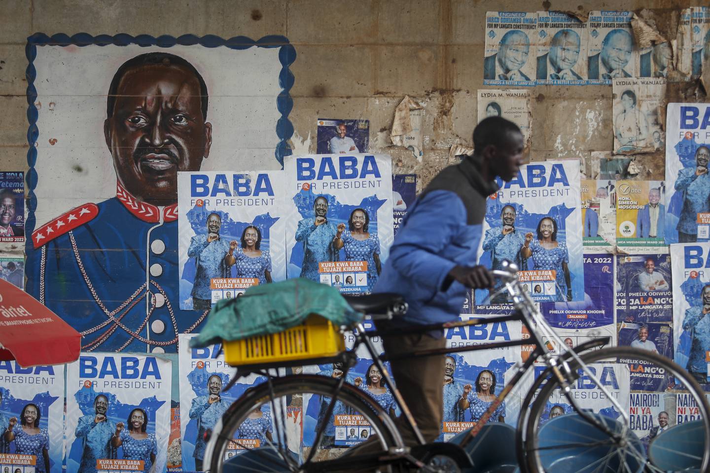 «BABA»: Kampanjeplakater for presidentkandidat Raila Odinga, som blir kalt «Baba» – swahili for «pappa», og hans visepresidentkandidat Martha Karua.
