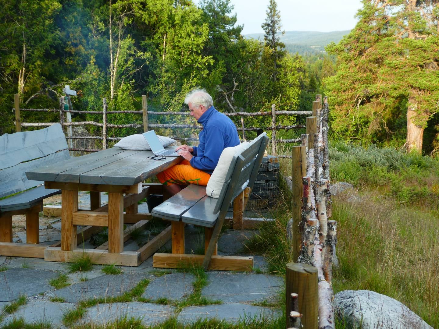 Jan Kjærup Bjørneboe er en produktiv pensjonist. Han skriver og han bygger. Hver dag.