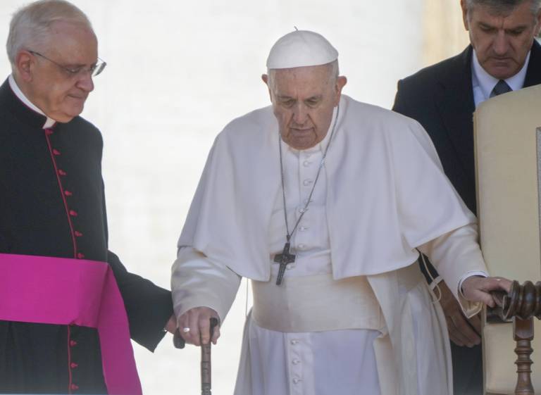 En kneskade gjør at paven har vært dårlig til beins den siste tiden. Foto: Gregorio Borgia / AP / NTB
