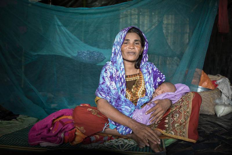 Høygravid og ute av stand til å gå på egne bein måtte syvbarnsmoren Hanida flykte til Bangladesh fra familiens hus i Myanmar, slik mer enn 600.000 rohingya-muslimer har gjort de siste to månedene. Her er hun med sin nyfødte datter.