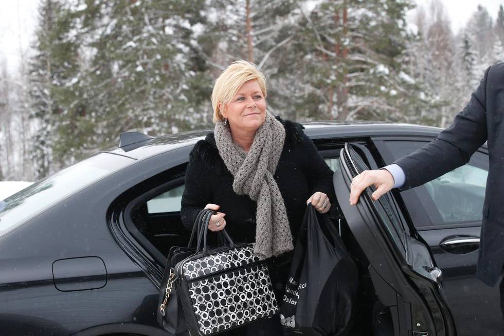 Magne Lerø mener finansminister Siv Jensen (Frp) er ute av vater. Her ankommer hun regjeringens budsjettkonferanse på Hurdalsjøen hotell mandag for en uke siden. 