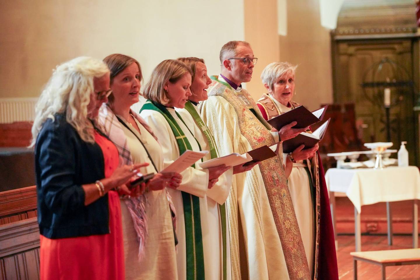 PREKEN: Det var Hamars biskop Ole Kristian Bonden (andre fra høyre), som holdt prekenen under årets åpningsgudstjeneste.