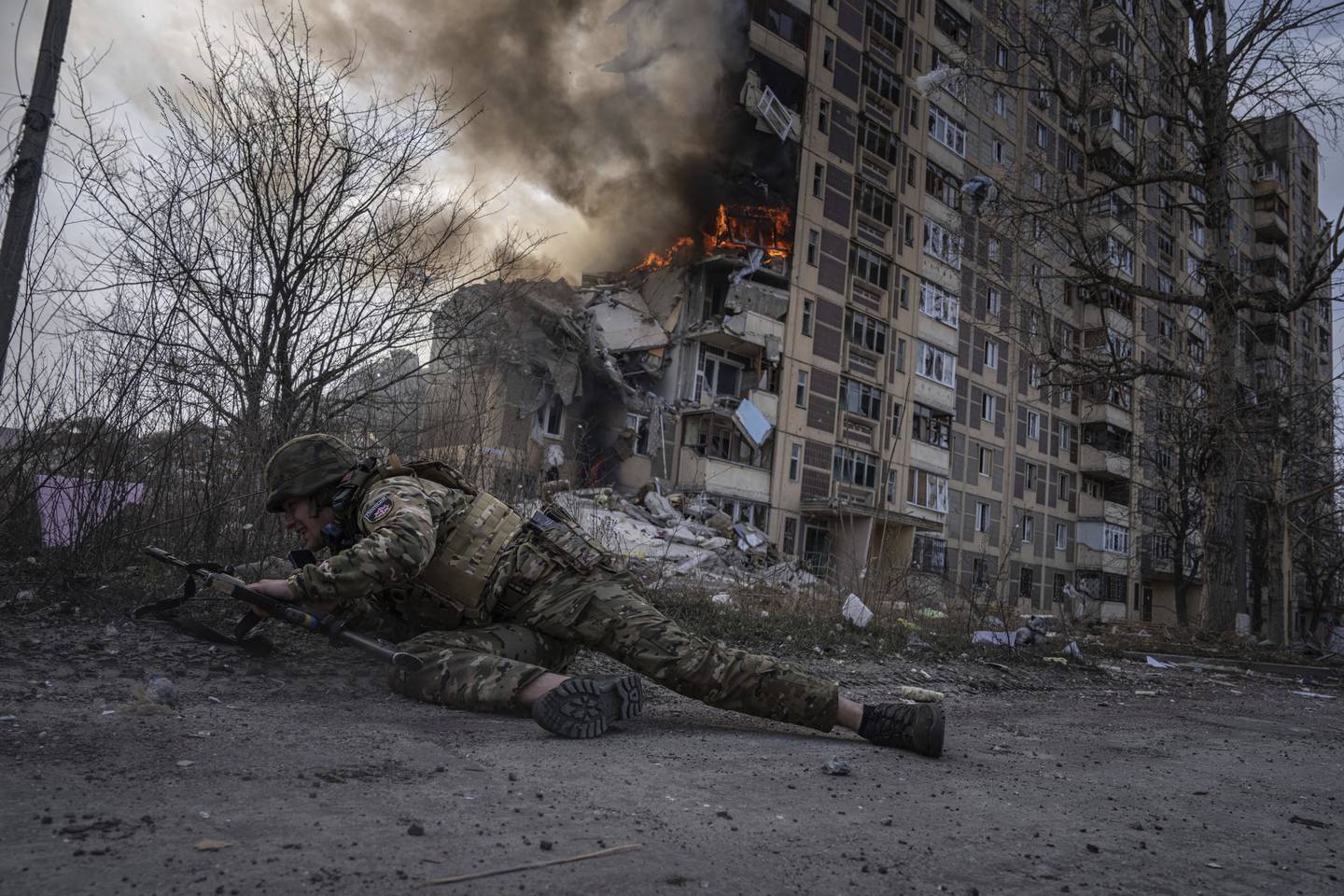 HARDE KAMPER: En ukrainsk politimann tar dekning etter et russisk luftangrep mot byen Avdiivka, øst i Ukraina.