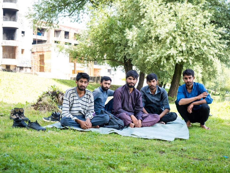 Denne gjengen fra Pakistan har akkurat ankommet Bihac. De vet ikke hvor de kan overnatte med tak over hodet, så planen er å sove i parken.