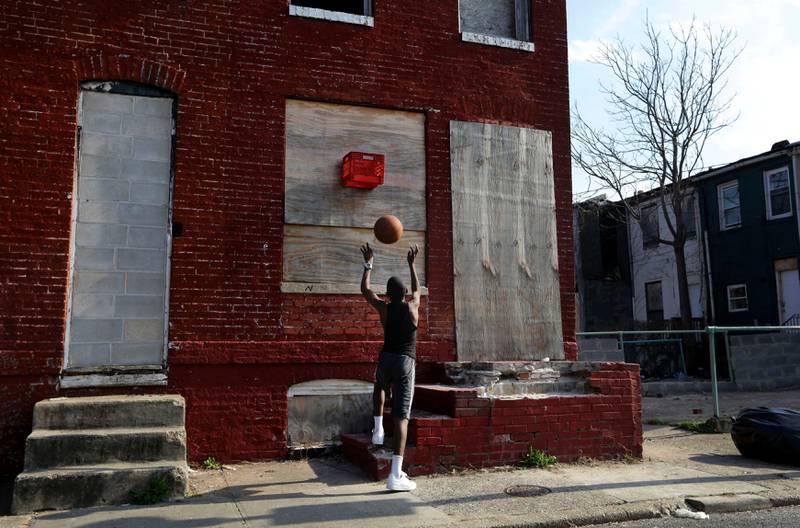 Patrick Semanskys fotoserie fra Baltimore fra 2013 gir svaret om du lurer på hvor ungdommen der får sinne sitt fra, skriver Linn Stalsberg.