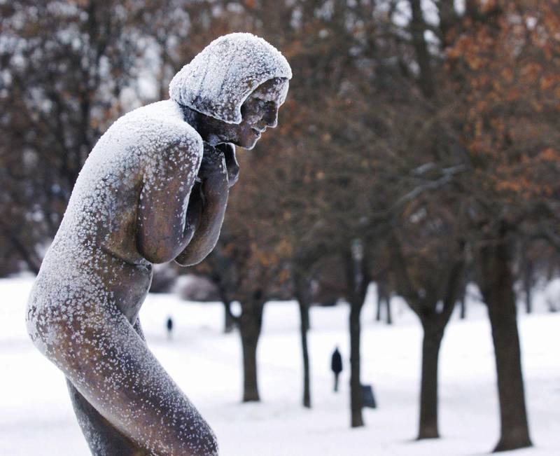 OSLO 20021214:
Skulpturen "Overrasket" av Gustav Vigeland med snø på. Skulpturen  har sin første vinter i Vigelandsparken. Den er det siste tilskuddet til parken.
Foto: Erlend Aas / SCANPIX