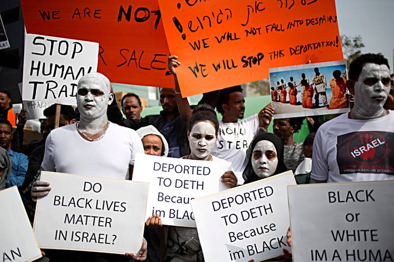 Onsdag protesterte rundt 2.000 afrikanske migranter utenfor Rwandas ambassade i Israel, i Herzeliya nord for Tel Aviv. Mange av dem mener rasisme ligger bak israelske myndigheters planer om masseutsendelse av afrikanske asylsøkere.