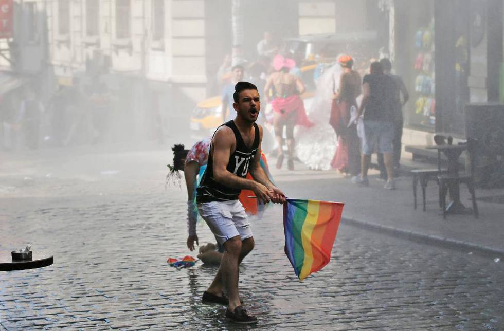 Tyrkisk politi bruker vannkanon og tåregass for å oppløse Pride-paraden i Istanbul i 2015. Tyrkia trekkes frem som et land som har gått mot strømmen i den liberale dreiningen i synet på homofili i verden.
