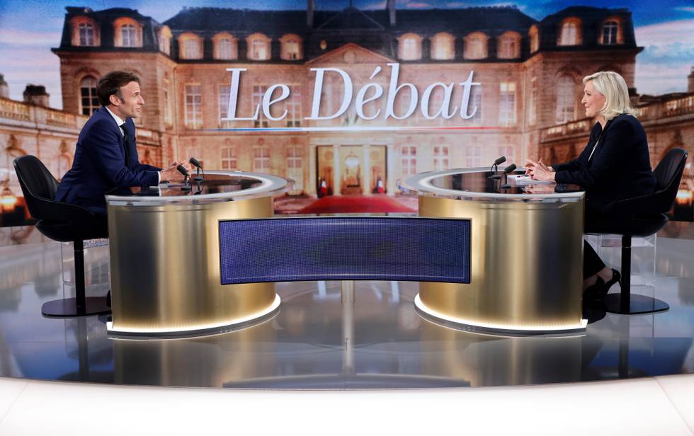 Frankrikes president Emmanuel Macron og hans utfordrer Marine Le Pen på plass i TV-studioet under onsdagens direktesendte debatt. Foto: Ludovic Marin / Pool via AP / NTB