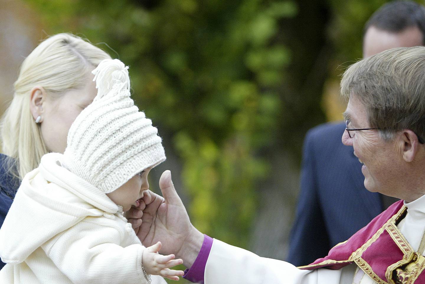 Bare noen måneder gammel deltar prinsessen på 125-årsjubileet til Asker kirke i 2004. Her hilser hun på daværende Oslo-biskop Gunnar Stålsett.