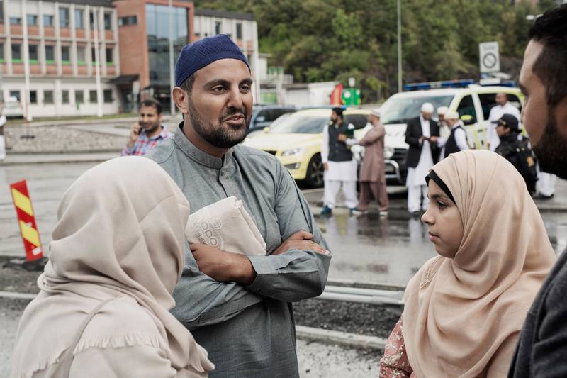 Minnesmarkering etter moskéskytingen i Bærum, holdt utenfor Thon Hotel i Sandvika.
Waseem Shad, medlem av moskeen Al-Noor Islamic Center, med familie. 