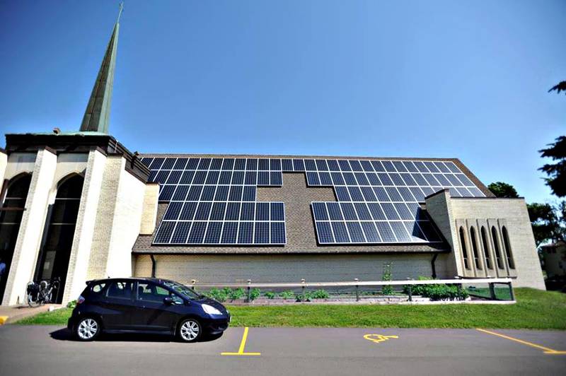 St. Christopher's Episcopal Church i Minnesota i USA har solceller formet som et kors. Solcellene er et av flere grønne prosjekter menigheten har.