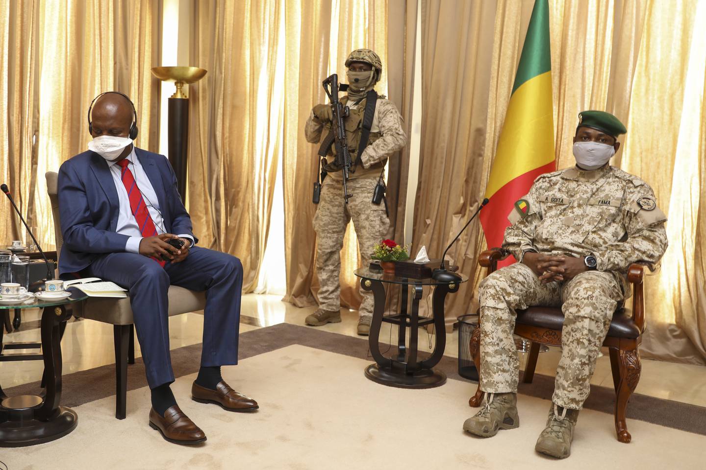 Oberst Assimi Goïta (t.h.) har ledet to militærkupp i Mali på litt over et år. Her tar han imot Kenyas FN-ambassadør Martin Kimani, som ledet en delegasjon fra FNs sikkerhetsråd. Foto: AP / NTB