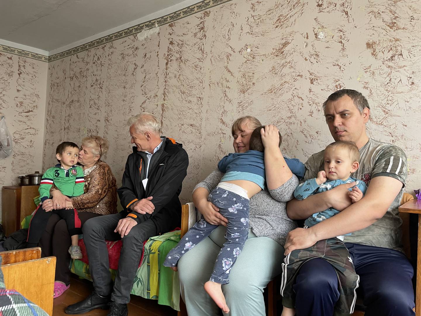 Jan Egeland meets internally displaced families in a collective site for displaced people in Novyi Rozdil city, Lviv region.

The family fled from Kharkiv. Only days after arriving to safety in Lviv, they learned that their home was completely destroyed by heavy shelling. They worry for their relatives that stayed back home, and fear new shelling in Lviv.

Photo: Laila Matar/NRC