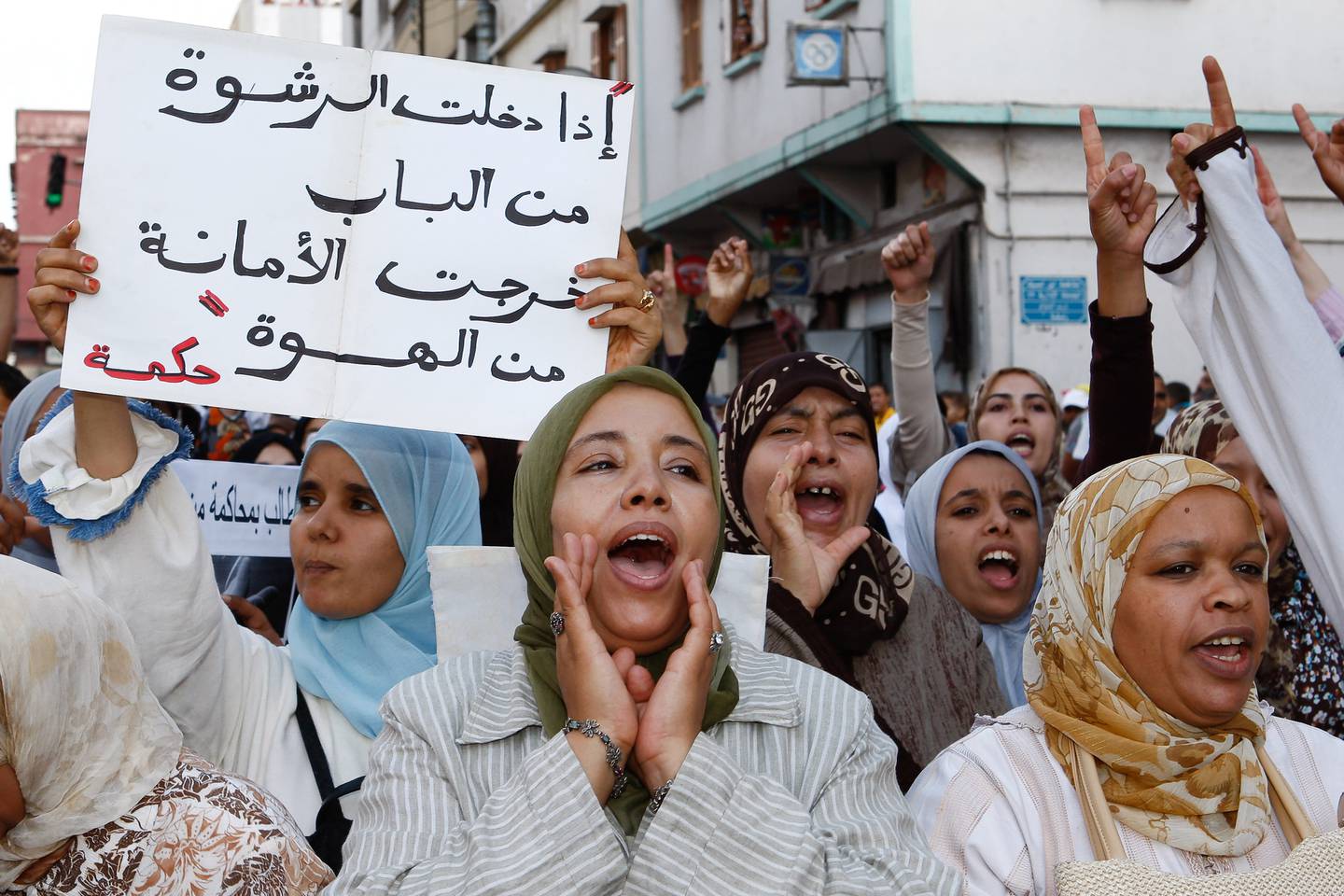 ARABISK VÅR: «Hvis korrupsjon kommer inn gjennom integritetsdøren, forsvinner den», står det på plakatene til tusenvis av demokratiaktivister til bevegelsen for den arabiske våren.  Her fra Casablanca i Morocco.