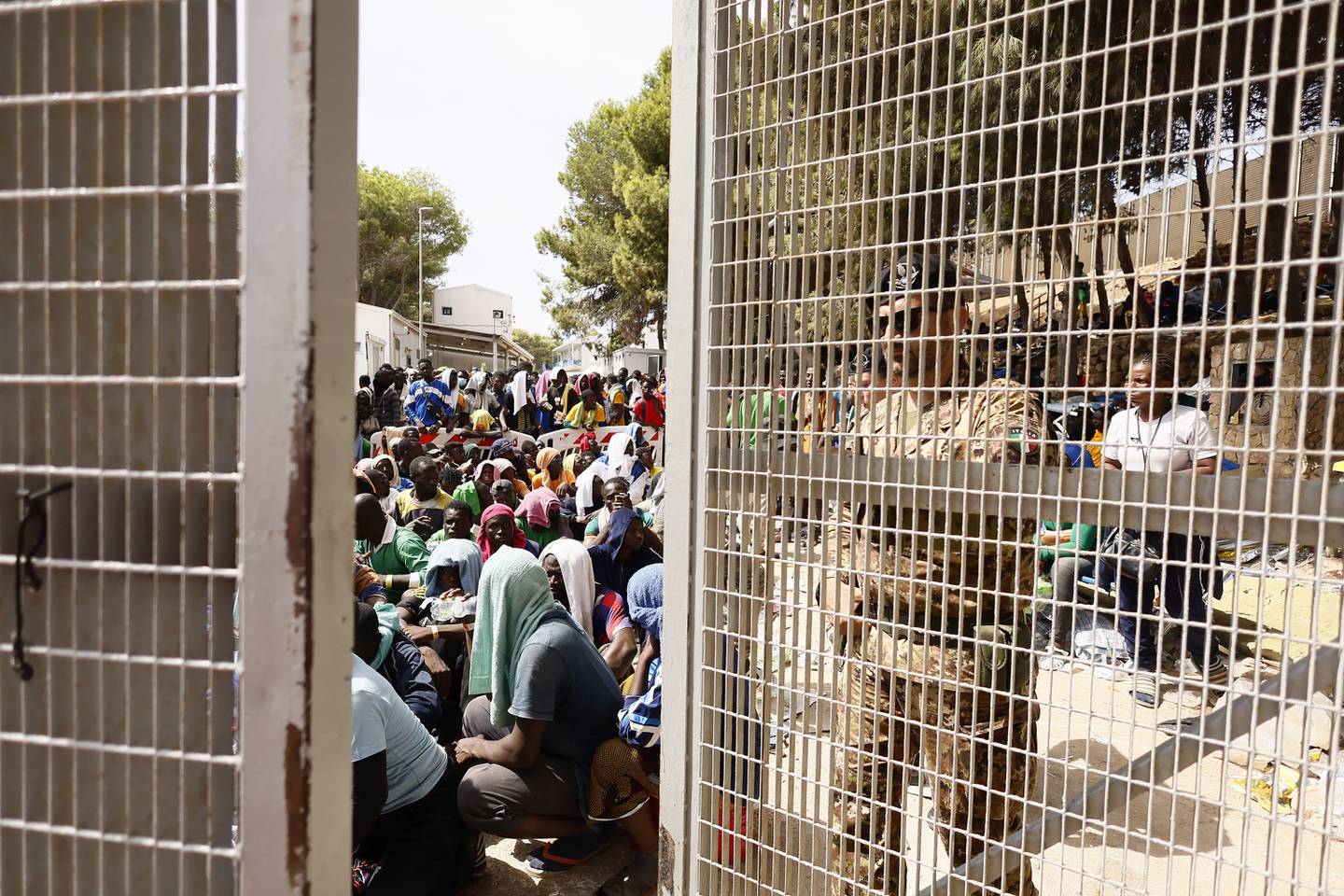 Flere tusen mennesker har den siste uka kommet til den italienske øya Lampedusa, der mottaksapparatet for asylsøkere er overbelastet.. Foto: AP / NTB