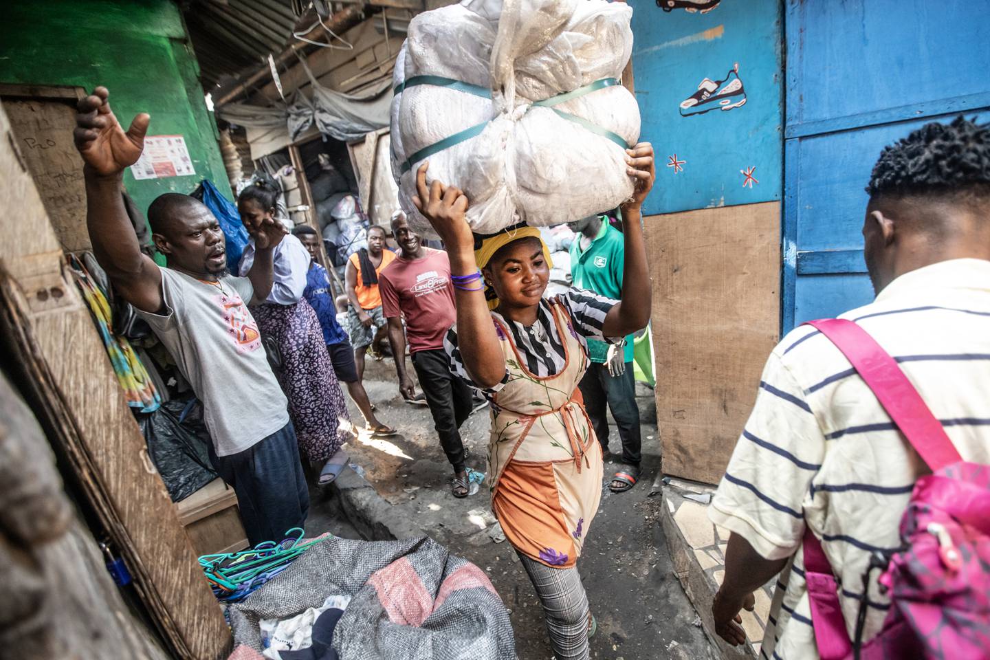 HARDT ARBEID: 21 år gamle Latifa Soule jobber som kayayei på markedet. Jobben innebærer å bære tunge klesballer på hodet.