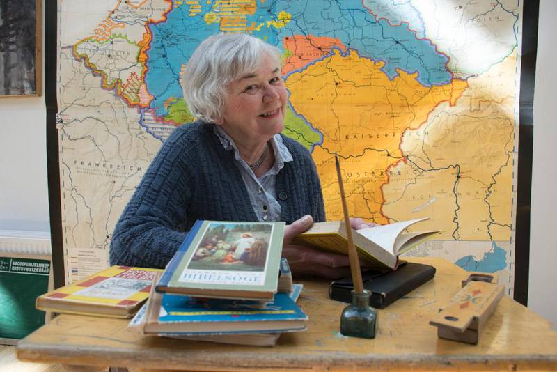 Dagrun Skjelbred vil ikke pynte på historien, men er slått av hvor mye god pedagogikk hun finner i selv de eldste lærebøkene.