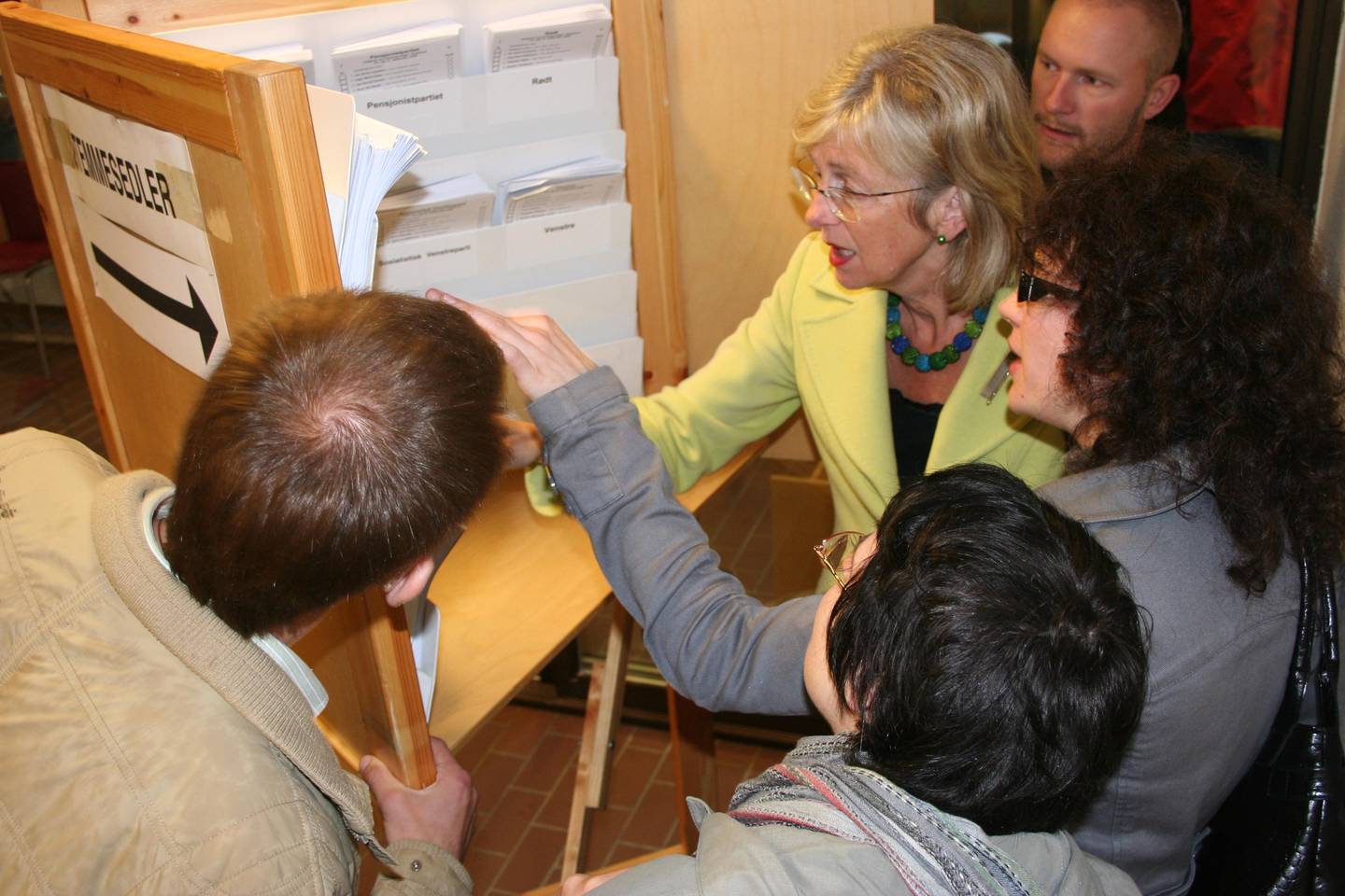 På valgdagen i 2009 var hviterussiske politikere på befaring i et valglokale sammen med Bjørg Tysdal Moe, daværende varaordfører og KrF-nestleder.