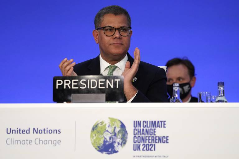 KOM I MÅL: Alok Sharma ledet klimatoppmøtet COP26 i Glasgow, og kunne applaudere under møtets avslutningssesjon da en avtale kom i havn. For første gang er fossil energi nevnt i en COP-avtale.