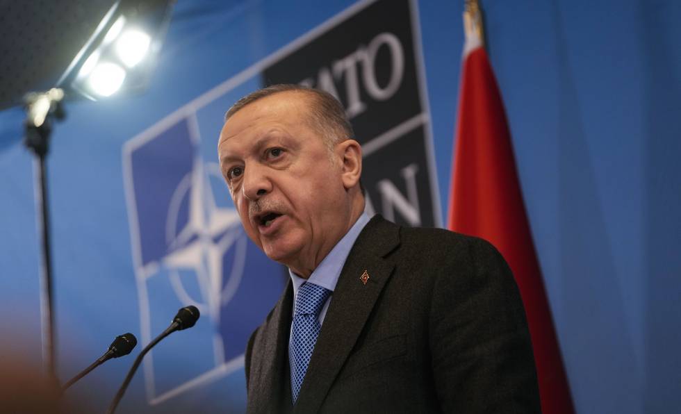 Tyrkias president Recep Tayyip Erdogan sier landet fortsatt kommer til å kjøpe forsvarsmateriell fra Russland, tross sanksjoner fra USA og russernes invasjon av Ukraina. Foto: Markus Schreiber / AP / NTB
