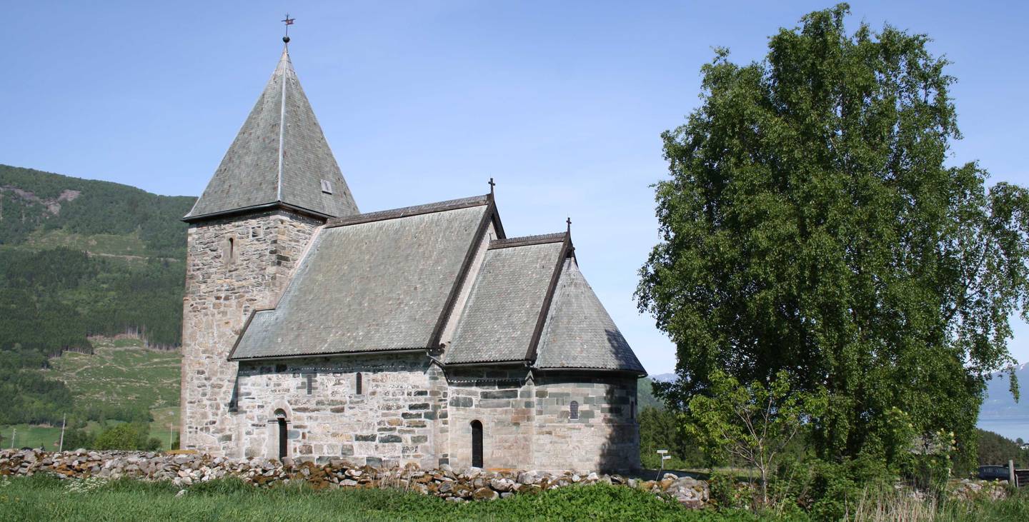 Hovemadonnaen: Hove steinkyrkje i Vik i Sogn. Fortidsminneforeininga fekk mellomalder-kyrkja i 175-årsjubileumsgåve frå Riksantikvaren i 2019.