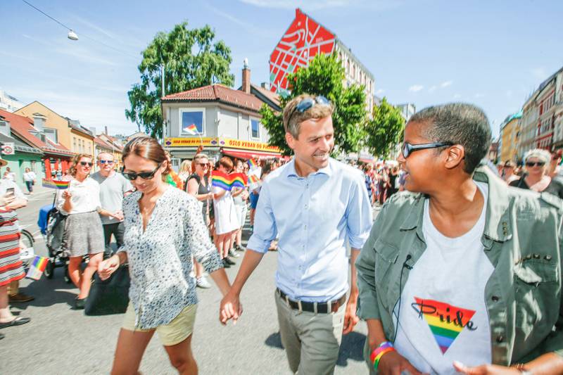 KrF-leder Knut Arild Hareide sammen med kona Lisa Maria (t.v.) og Amal Aden (t.h) deltar under lørdagens Pride-parade gjennom Grønland i Oslo. 