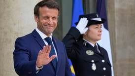 Prognose: Macrons allianse ligger an til seier i valget i Frankrike