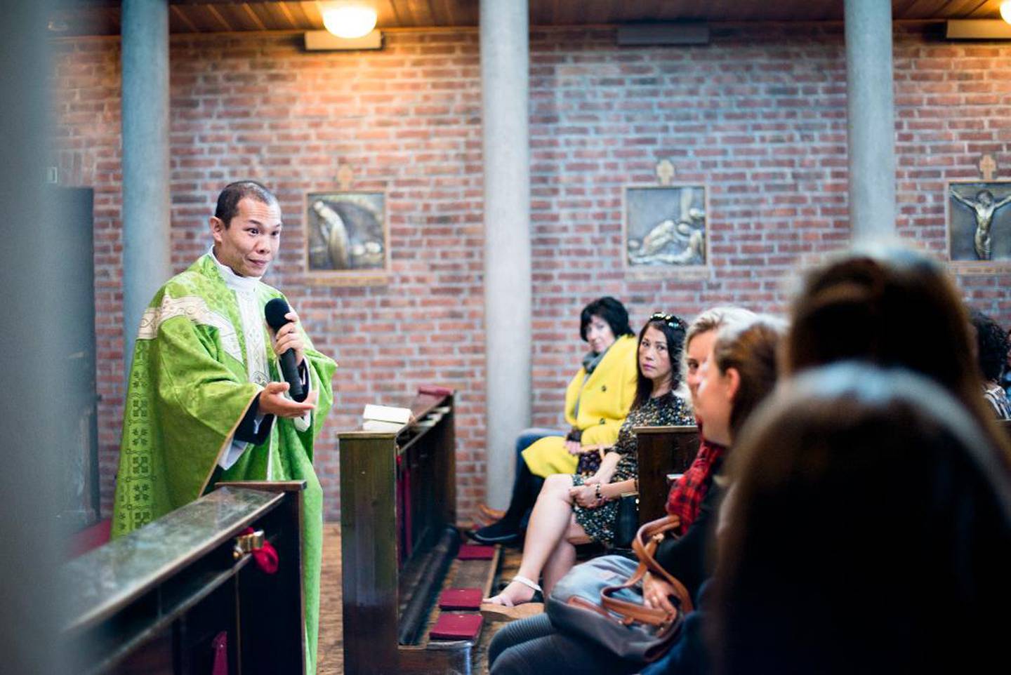 Det er familiegudstjeneste i St. Torfinn. Hele kirken er som en familie, sier kapellanen Duc Khiem Nguyen. – Når presten tar avgjørelser, er det på samme måte som at en familiefar bestemmer.