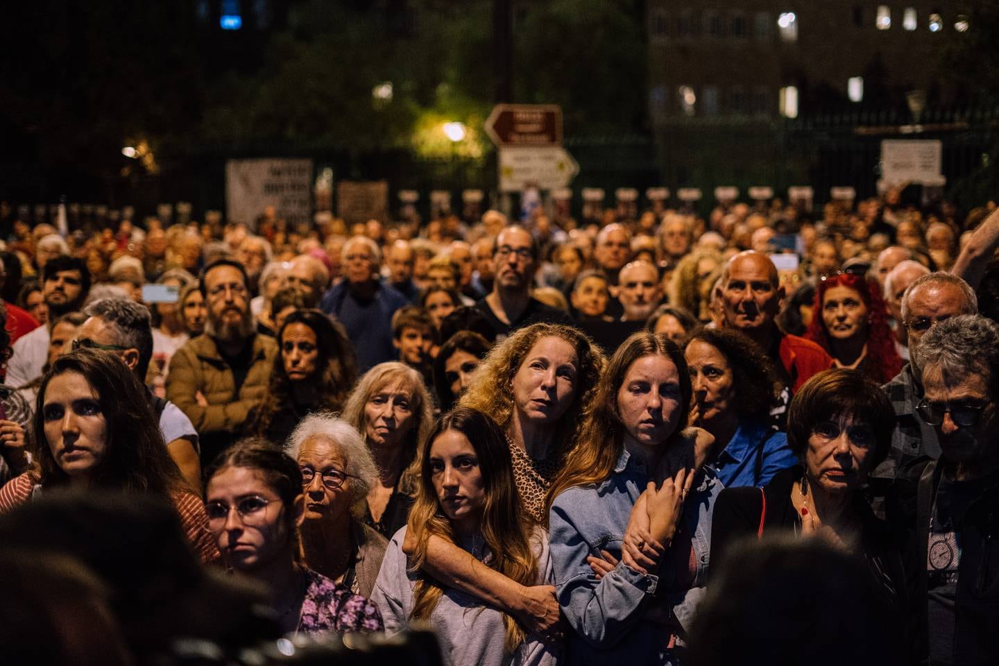 SAMLET: Hundrevis av mennesker samlet seg utenfor det israelske parlamentet i Jerusalem for å vise misnøye med statsminister Benjamin Netanyahu, og minnes de som ble drept 7. oktober.