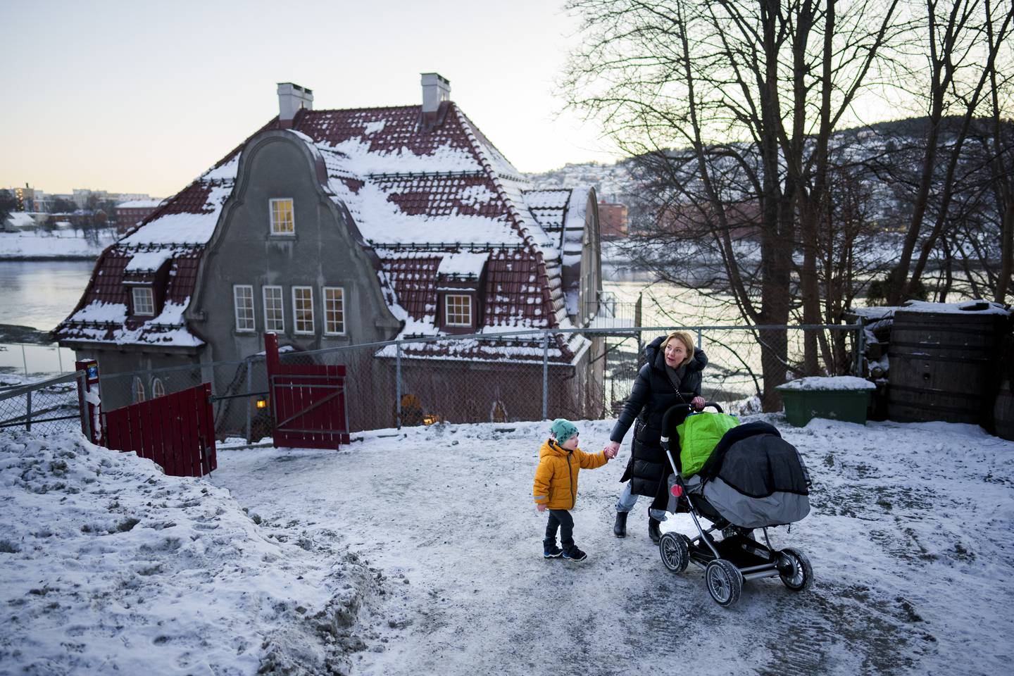 Mor Alexandra Nordmark henter sønnen Louis i midtbyen barnehage i Trondheim. 
Barnehagen står i fare for å måtte stenge med ny reform for private barnehager på trappene.