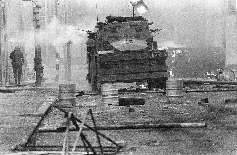 Den nord-irske konflikten – The Troubles – kostet 3.500 liv de tre tiårene før Langfredagsavtalen 10. april 1998. Her patruljerer britiske militærkjøretøy i Belfast i 1972.