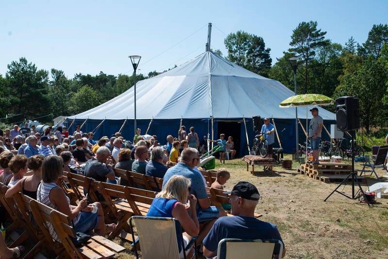 Det var stort oppmøte da Justøyfamiliens Bibelcamping hadde sin årlige markedsdag med påfølgende auksjon. Lyd fra «teltkirken» i bakgrunnen har vært grunnlag for en lang konflikt.