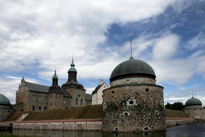 Vadstena slott ble bygget i 1545 av Gustav Vasa, først som festning, og senere bygget om til slott fra rundt 1550. Det var kongelig slott fram til 1716. Vadstena slott er Sveriges best bevarte renessanseslott. I dag er det et slottsmuseum der og et landsarkiv med lesesal, der det er forelesninger om historiske tema.