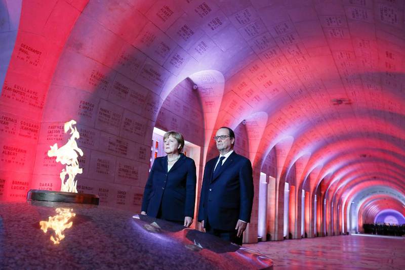 Frankrikes president Francois Hollande og Tysklands forbundskanslar markerte sundag at det er 100 år sidan slaget om Verdun. Inne i minnesmerket Douaumont ved Verdun blir 120.000 namnlause franske og tyske soldatar heidra. Her brenn også ein evig eld.
