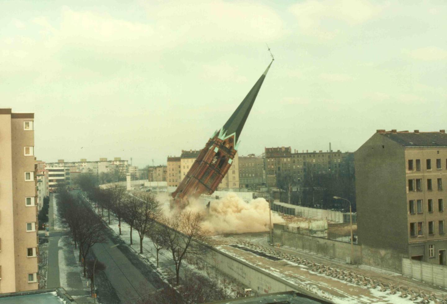 For å sikre en fri skuddlinje langs Berlinmuren måtte alle bygninger vekk. I 1985 var turen kommet til Forsoningskirken.