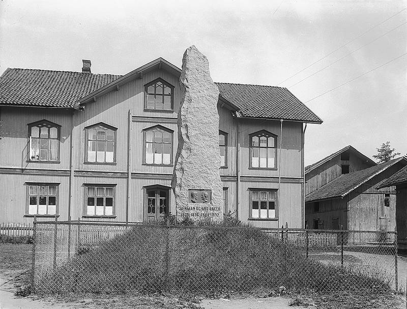 Sagatun folkehøyskole ved Hamar var den første folkehøyskolen i Norge. Den ble etablert i 1864 av Herman Anker og Olaus Arvesen, men ble nedlagt i 1891. Bildet ble tatt i 1928.
